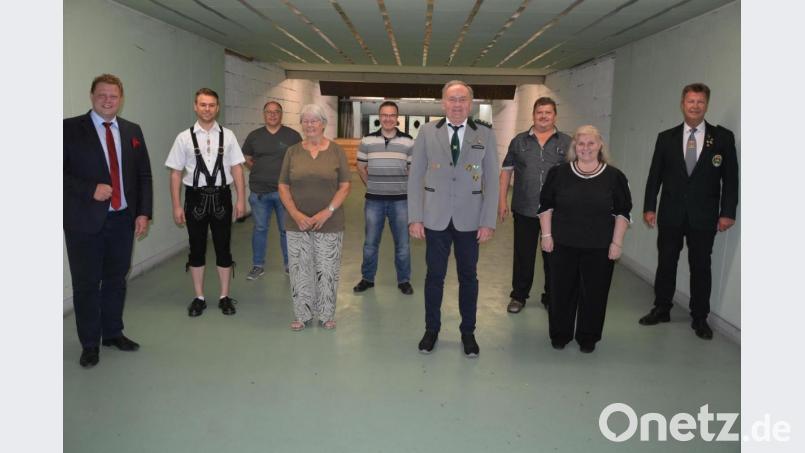 Turnusgemäß wurde die Hälfte der Vorstandsmitglieder bei der Königlich privilegierten Schützengesellschaft Mitterteich neu gewählt. Im Bild (von links) Bürgermeister Stefan Grillmeier, Karl Krasser, Peter Süß, Benita Kempf, Klaus Weigl, Schützenmeister Wolfgang Friedl, Dieter Franke, Petra Franke und Gauschützenmeister Manfred Zölch. Bild: jr