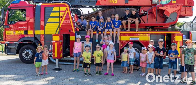 Seit 2019 hat Hirschau eine Kinderfeuerwehr, genannt die „Feuerfunken“. Der Spielenachmittag verfehlt die beabsichtigte Wirkung nicht. Drei Kinder entschließen sich spontan zum Beitritt, eine Handvoll weiterer Mädchen und Jungen signalisiert Interesse. Bild: u