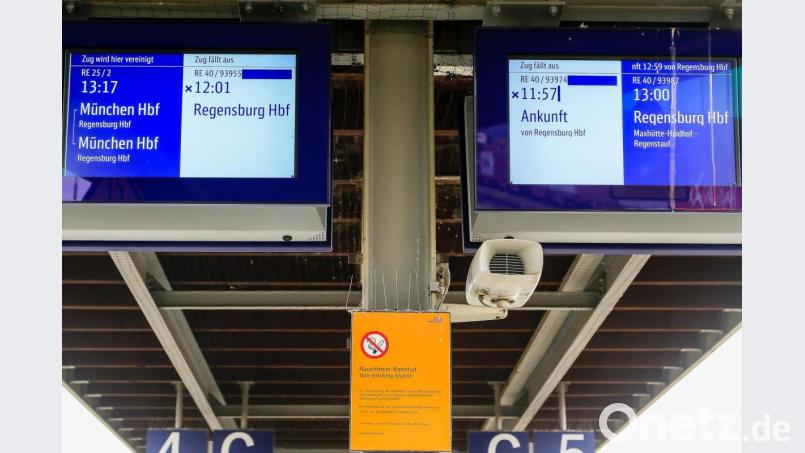Zug fällt aus: Diese Meldung gilt am Schwandorfer Bahnhof für einen Großteil der Verbindungen, die die Deutsche Bahn bedient. Bild: Hösamer