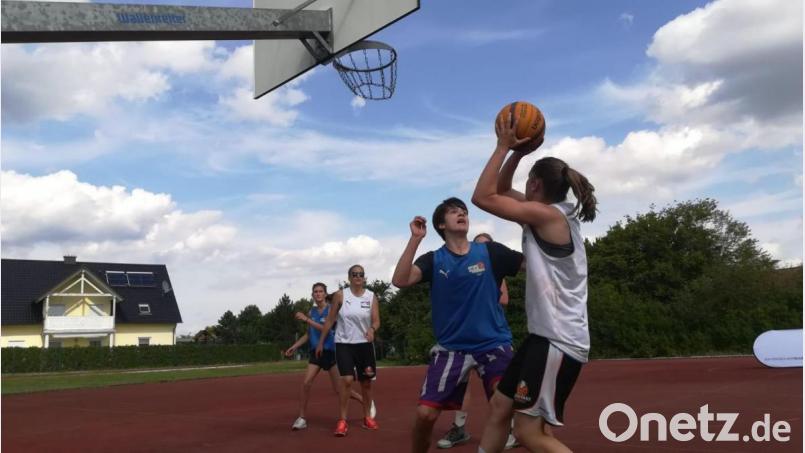 Mit Eifer bei der Sache waren die acht Teams beim dritten "3x3-Turnier", das die Basketballer der DJK Neustadt bestens organisiert hatten. Bild: prh