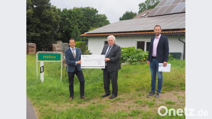 Mit dem 4.Breitbandausbauverfahren investiert die Stadt 6,9 Millionen Euro in die bessere digitale Infrastruktur der Dörfer und Weiler. Für den Bund durfte Abgeordneter Albert Rupprecht (links) stellvertretend den Förderbescheid in Höhe von 3,4 Millionen Euro an Zweiten Bürgermeister Peter Gold (Mitte) übergeben. Mit dabei war auch Stellvertretender Kämmerer Harald Eckstein. Bild: ws