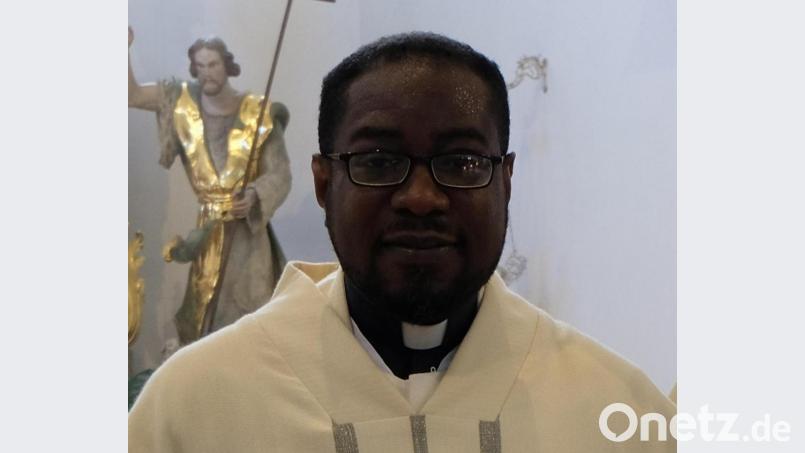Pfarrer Temple Iheanyichukwu Nwaneri verabschiedet sich aus Floß. Bild: le