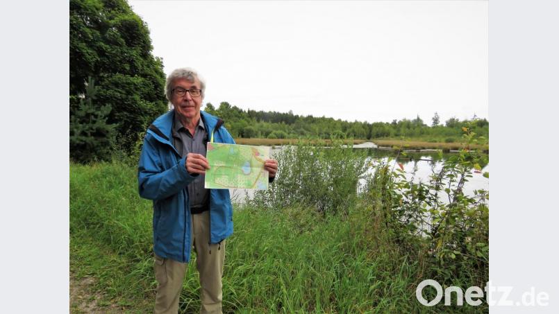 BN-Vorsitzender Josef Siller stellte bei einer Exkursion durch das Engelmannsholz die Wichtigkeit der Moore als CO2-Senker heraus. Bild: ubb