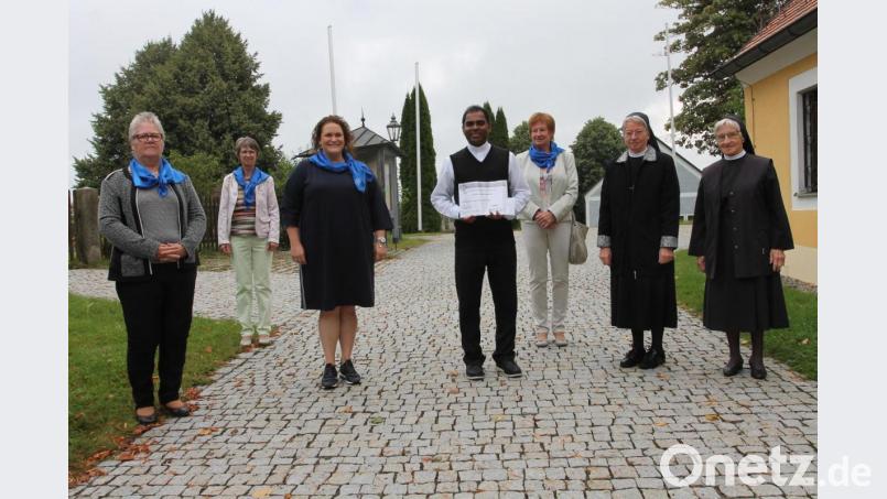 Danke an den Katholischen Frauenbund sagen Pfarrer Julius Johnrose sowie die Schwestern Margot und Bonita (von rechts). Bild: pi