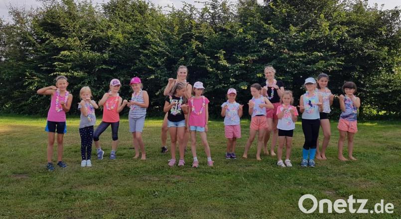Die Kinder bei der Aktion „Kids Summer Dance“ wurden von Julia Dietz und Bianca Zeus (hinten, von links) betreut. Bild: Sandra Panitzek/exb