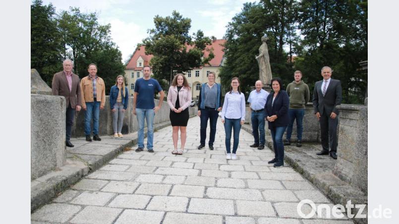 Der neue Personalrat 2021 bis 2026 des Landratsamtes stellte sich bei Landrat Roland Grillmeier vor. Von links: Max Bindl, Richard Schiedeck, Nadine Frank, Martin Malzer, Christine Eckert, Anja Beer, Judith Sollfrank, Engelbert Träger, Ramona Wiesent, Lukas Riedl und Landrat Roland Grillmeier. Bild: Stefan Malzer/Landratsamt Tirschenreuth/exb