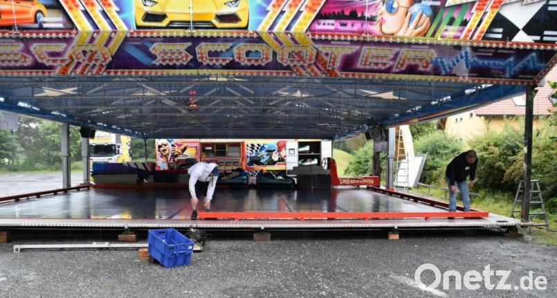 Der Autoscooter ist aufgebaut. Heute startet das Sommervergnügen. Bild: Stadt Schönsee/exb