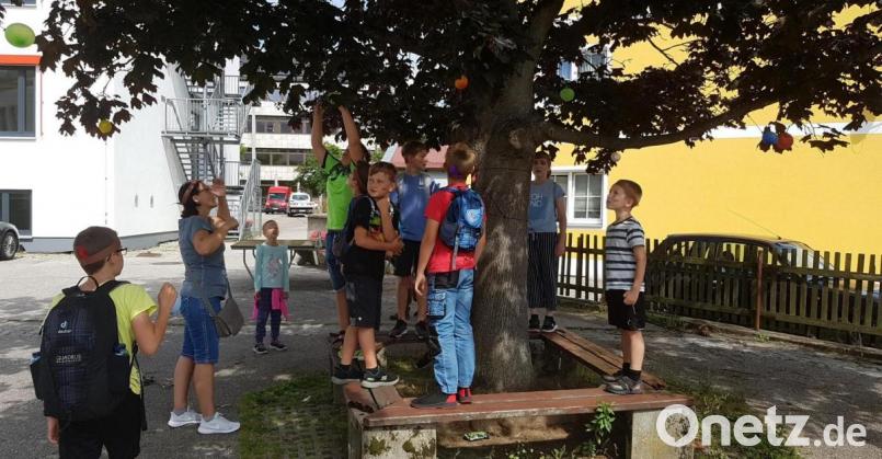 Die "Indianer" mussten bei der Schnitzeljagd einige Geschicklichkeits-Aufgaben bewältigen. Bild: Anna Hain/exb