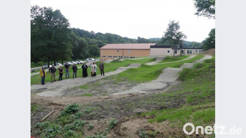 Vikar Gerald und Pfarrer Hannes Kühn (2. und 3. von rechts) erteilten im Beisein des amtierenden Bürgermeisters Udo Müller (rechts) und Vertretern der Stadtratsfraktionen der Anlage den kirchlichen Segen. Bild: rn
