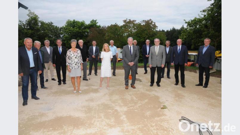 Die geehrten und ausgeschiedenen Kreistagsmitglieder mit Landrat Richard Reisinger (Siebter von rechts). Bild: ige