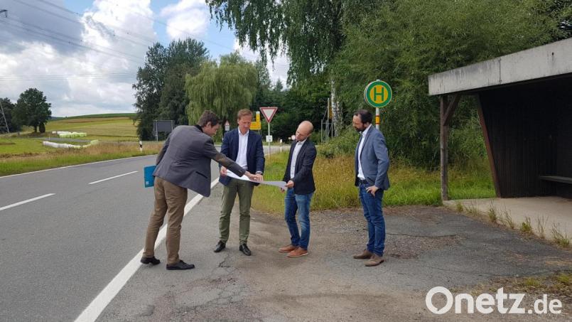 Die Vertreter des Staatlichen Bauamtes Amberg, sowie MdL Stefan Oetzinger und Bürgermeister Armin Bulenda machten sich ein Bild von den unklaren Verhältnissen an der Kreuzung Gröbenstädt-Siedlung und Autobahn-Zufahrt. Bild: gi