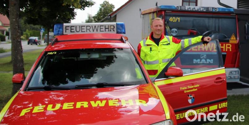 Der stellvertretende Leiter der Ehrenamtlichen von der Ursensollener First-Responder-Gruppe, Andreas Färber, vor dem in die Jahre gekommen Einsatzfahrzeug. Bild: jma