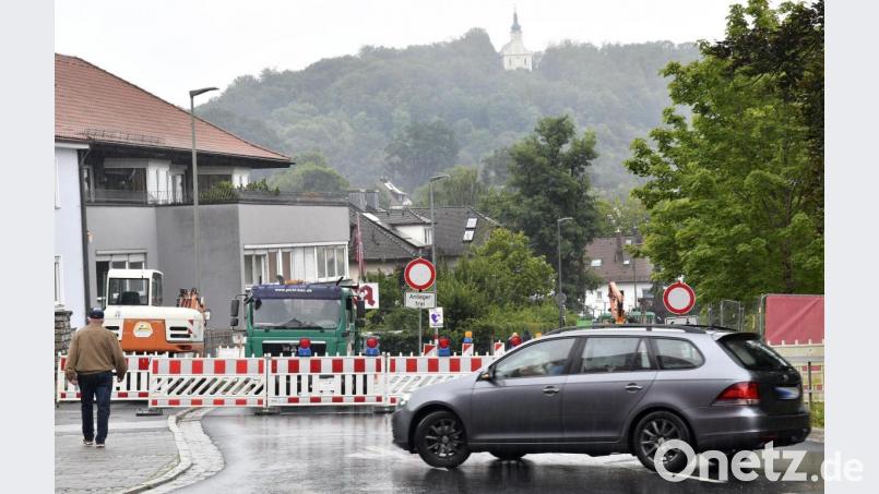 Die Bundesstraße 14 ist neben der Baustelle der Oberpfalz-Arkaden in Sulzbach-Rosenberg komplett gesperrt. Bild: Petra Hartl