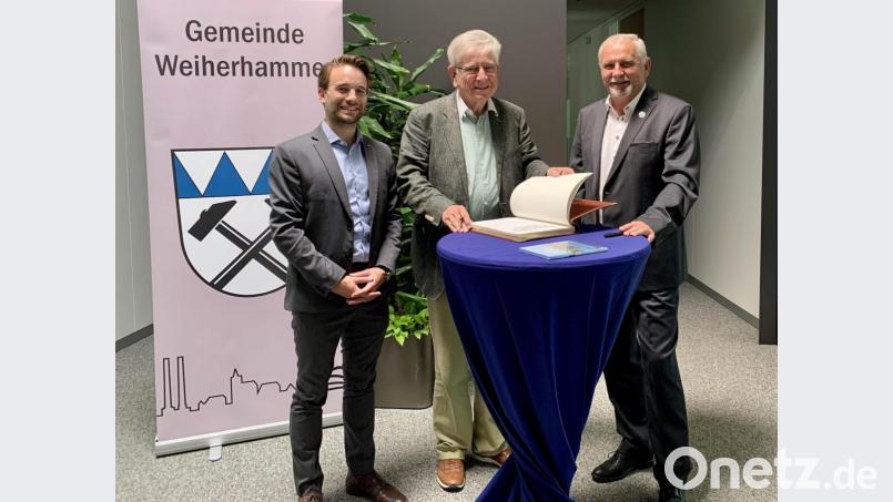 Bürgermeister Ludwig (rechts) und sein Stellvertreter Severin Hirmer freuten sich über die Gelegenheit, mit Staatsminister a. D. Dr. Thomas Goppel (Mitte) zu sprechen. Bild: gmü