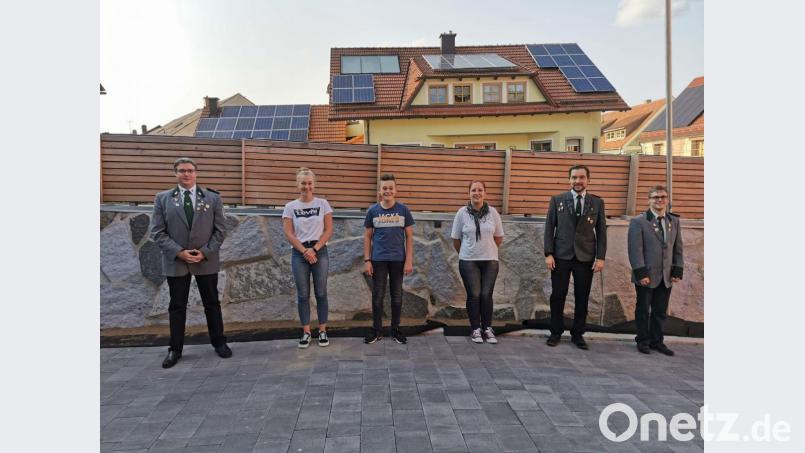 Schützenmeister Alexander Schmucker (rechts) und Stellvertreter Dominik Brenner (links) dankten Michael Frischmann für die gute Jugendarbeit und Anna-Lena Kleber, Josef und Maria Distner (ab Zweiter von rechts) für die Übernahme der Ehrenämter. Bild: gz