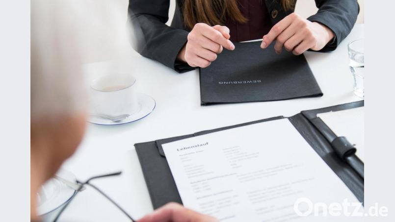 Nicht selten lassen Personalfachkräfte die Körpersprache mit in ihre Bewertung einfließen – über die Persönlichkeit einer Bewerberin sagt die aber nur bedingt etwas aus. Bild: Christin Klose/dpa-tmn