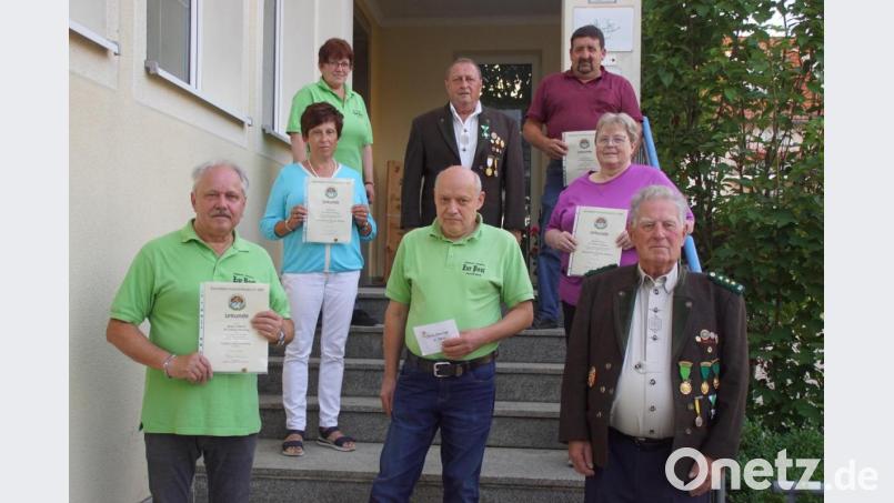 Erster Schützenmeister Horst Fettke (vorne rechts) und sein Stellvertreter Willibald Weber (oben Mitte) gratulierten den geehrten Mitgliedern und den besten Teilnehmern am Geburtstagsschiessen. Bild: mmj