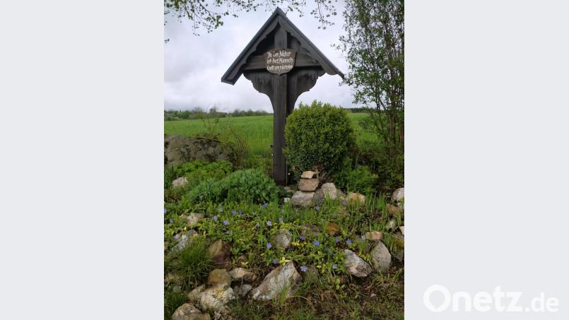 Mit der Aufstellung des Siedlermarterls Am Forst vor 30 Jahren – dessen Inschrift lautet: &quot;In der Natur ist der Mensch Gott am nächsten&quot; – hat sich die Siedlergemeinschaft Schnaittenbach ein bleibendes Denkmal gesetzt. Bild: sh