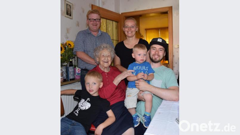 Zur Jubilarin Anna Merkl, ihren beiden Urenkeln Philipp und Johann, Enkelin Stefanie und Enkel Philipp gesellt sich hier Bürgermeister Bernhard Köller (hinten links). Bild: wku