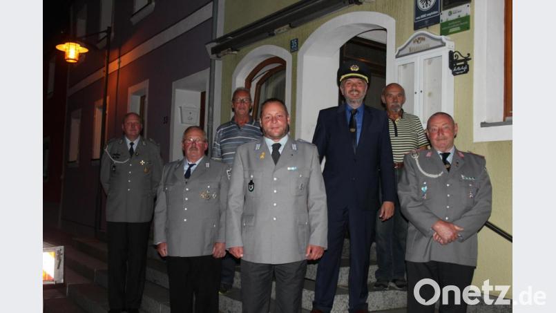 Im Führungsteam der Waldecker Krieger- und Soldatenkameradschaft bleibt Karl Reger (rechts) an der Spitze. Kreisvorsitzender Thomas Semba (Dritter von rechts) fand bei der Jahreshauptversammlung deutliche Worte zur aktuellen Afghanistan-Krise. Bild: stg