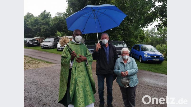 Pfarrer Charles Nwamiro (links) aus Utzenhofen segnete im Beisein von Kirchenpfleger Alfred Steindl und Mesnerin Kunigunde Sperl die Fahrzeuge. Bild: bö