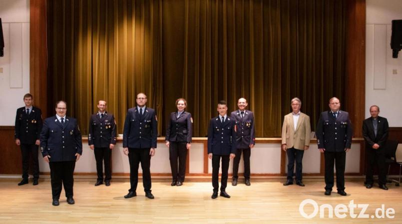Zu den Ehrungen und Beförderungen bei der aktiven Wehr gratulierten stellvertretender Vorsitzender Felix Weiser, Vorsitzender Florian Trißl und Kommandant Christian Zölch (von links) mit drittem Bürgermeister Hans Klupp (Dritter von rechts) und Pfarrer Thomas Thiermann (rechts). Bild: flt