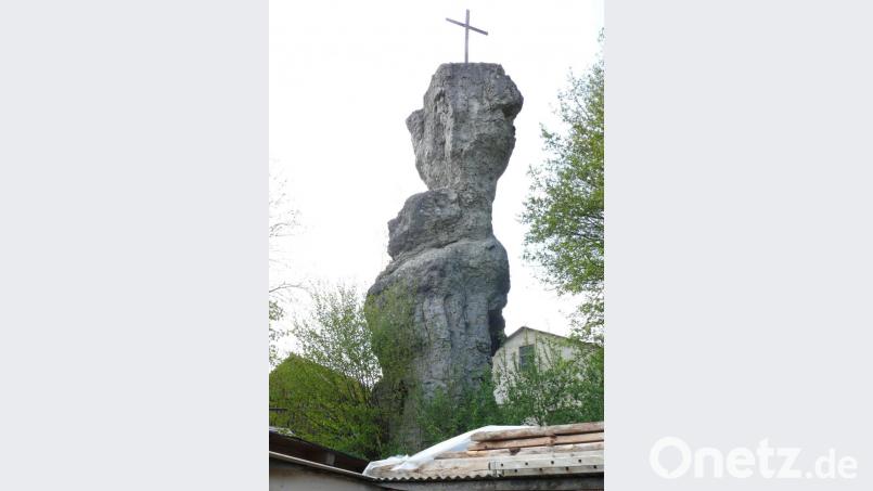 Zehn Meter ragt das &quot;Breitensteiner Männle&quot; in die Höhe, obenauf das Kreuz von Jean Ölmann. Bild: wku