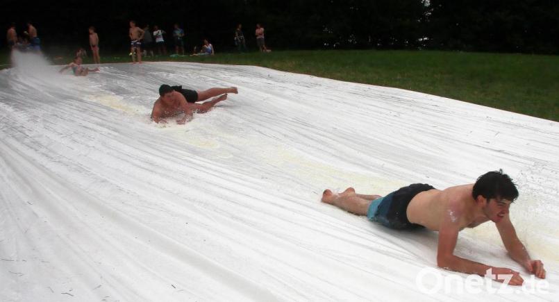 Die Feuerwehr Falkenberg hatte nach der coronabedingten Pause im vorigen Jahr wieder zum Wasserrutschen eingeladen. Bild: wro