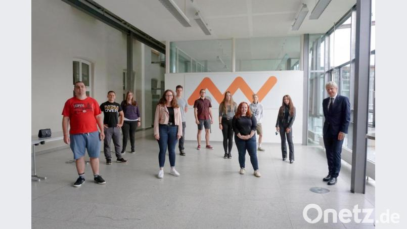 Mitglieder des neu gewählten studentischen Konvents (von links): Stefan Ries und Johannes Marquart, Heike Kraus, Amrei Lisa Fedeler, Tobias Schärtl, Josef Gröger, Marina Spickenreuther, Lena Carolin Rausch, Denise Helmschrott und Jennifer Falk sowie der zukünftige OTH-Präsident Prof. Clemens Bulitta. Bild: Misch/OTH Amberg-Weiden/exb