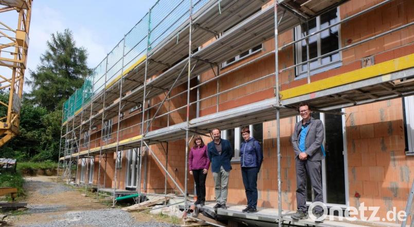 Stippvisite von Baudirektor Albert Dischinger und Regierungsamtsfrau Alexandra Stetzuhn von der Regierung der Oberpfalz beim Flosser Bauverein auf der Baustelle in Plankenhammer/Steinleite. Dort entstehen zehn barrierefreie Mietwohnungen. Bild: le