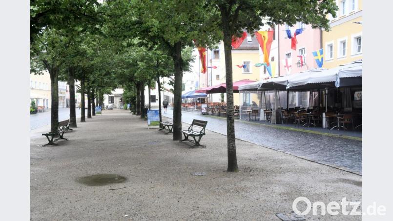 An einem trüben Sommertag sieht es nach viel Platz aus am Unteren Markt. Aber in diesem Winter wollen sich neben der Außengastronomie hier auch noch die Fieranten des Wochenmarktes sowie Schausteller des Christkindlmarktes ihren Platz sichern. Bild: Gabi Schönberger
