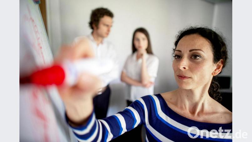 Auf den Punkt gebracht: Mit praktischen Bewerbungsaufgaben wollen Arbeitgeber auch das Zeitmanagement der Bewerberinnen und Bewerber prüfen. Bild: Klaus-Dietmar Gabbert/dpa-tmn