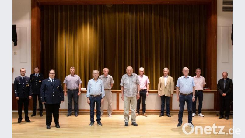 Kommandant Christian Zölch, stellvertretender Vorsitzender Felix Weiser und Vorsitzender Florian Trißl (von links) dankten zusammen mit Pfarrer Thomas Thiermann (rechts) und Drittem Bürgermeister Hans Klupp (vierter von rechts) den langjährigen Mitgliedern. Bild: flt