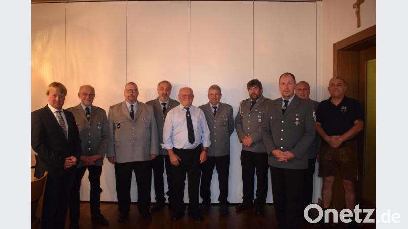 Markus Dirschwigl (Dritter von rechts) steht weiterhin an der Spitze der Soldaten- und Kriegerkameradschaft Altendorf. Zur Wahl gratulierten Bürgermeister Markus Schiesl (links) und der stellvertretende Kreisvorsitzende Andree Pöppich (Dritter von links). Bild: bnr