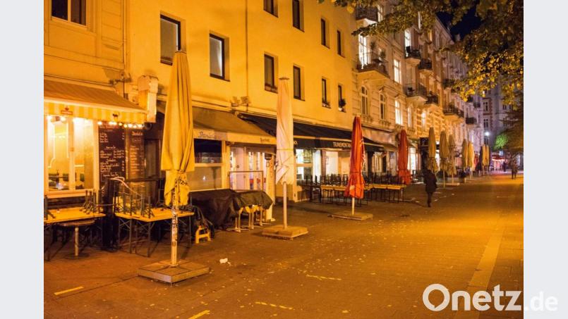Hochgestellte Stühle und Bänke im Schanzenviertel. In Hamburg startet am Samstag ein 2-G-Modell für Geimpfte und Genesene. Foto: Daniel Bockwoldt/dpa Bild: Daniel Bockwoldt