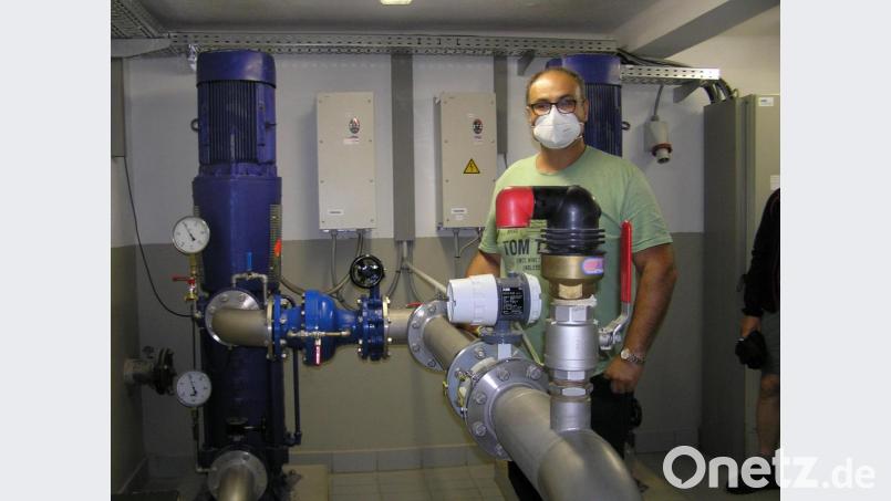 Stellvertretender Wasserwart Richard König erklärte den Mitgliedern der Katholischen Arbeitnehmerbewegung Neusorg die Gerätschaften der Wasseraufbereitungsanlage. Bild: öt