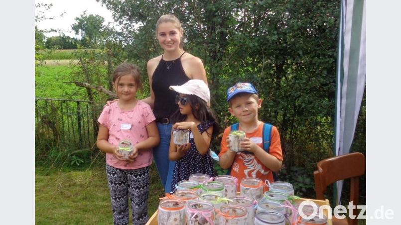 Die Kinder besuchten im Zuge des Ferienprogramms den Imkerverein Schwarzenfeld. Bild: Annemarie Winklhofer/exb