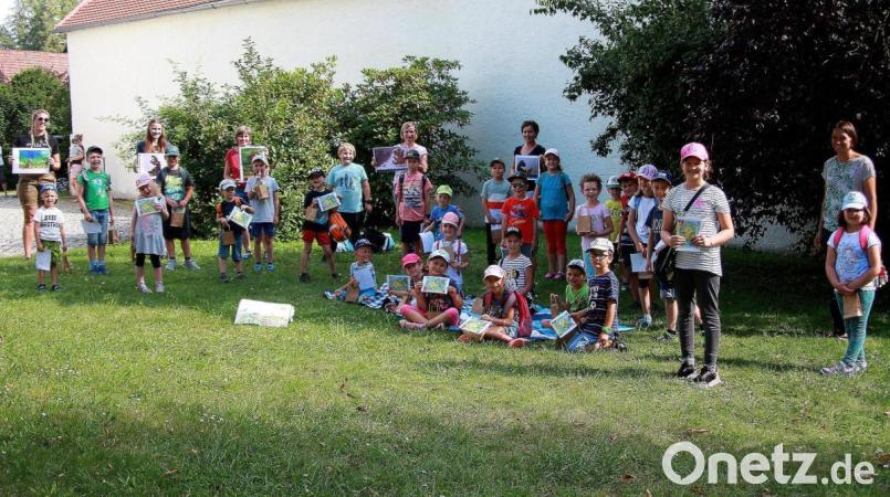 Zu den Vorlese- und Zuhörstationen gehörte auch der Pfarrgarten in der Ortsmitte nahe der Waldnaab. Weitere Stationen des Ferienprogramms der Pfarrbücherei waren die Droht, der Anger und die Falkenberger Burg. Bild: wro