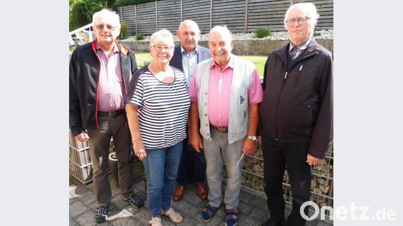 Zusammen mit seiner Frau Irmgard freut sich Karl Novak (Mitte) über die Glückwünsche von Pfarrer Hans-Peter Heindl, Zweitem Bürgermeister Georg Götz und Seniorenkreismitarbeiter Erich Freisinger (von rechts). Bild: ibj