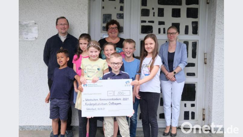 Über die Spende freuen sich alle (hinten, von links): Pfarrvikar Christian Preitschaft; Karin Borchers vom Kinderpalliativteam Ostbayern; Alexandra Karl sowie (vorne, von links) die Gebenbacher Kommunionkinder, Noah Brix, Louisa Scharl, Ella Lingl, Lisa Gebhardt, Erik Karl, Fabian Graf und Lilly Preuß. Bild: Klinikum/Preuß/exb
