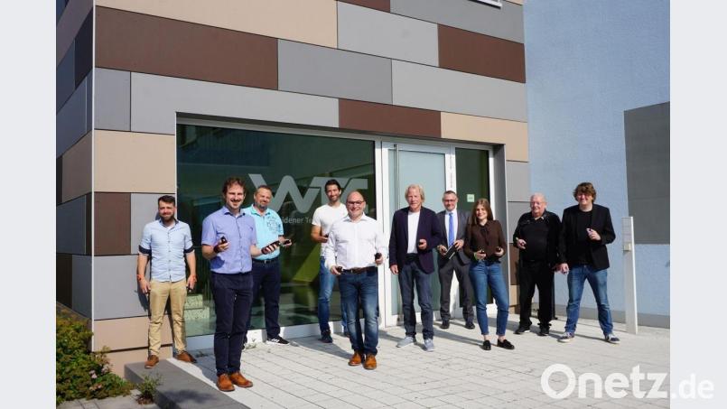 Die Teilnehmer der ersten Projektbesprechung (von links): Projektmitarbeiter Christopher Fleischmann, M.Sc., Prof. Dr. Stefan Sesselmann, Projektleiter an der OTH Amberg-Weiden, Doctor-medic Michael Turcanu, Oberarzt am Klinikum Fichtelgebirge, Christian Wolf, Athletiktrainer, Prof. Dr. Alexander Schuh, Wissenschaftlicher Leiter am Klinikum Fichtelgebirge, Dr. Horst Schüler, Erfinder der "Laufmaus", Dr. Philipp Koehl, Ärztlicher Direktor am Klinikum Fichtelgebirge, Irina Leher, M.Sc., Projektmitarbeiterin sowie Bernd Urban senior und junior, Sanitätshaus Urban &amp; Kemmler Bild: Misch/OTH Amberg-Weiden/exb