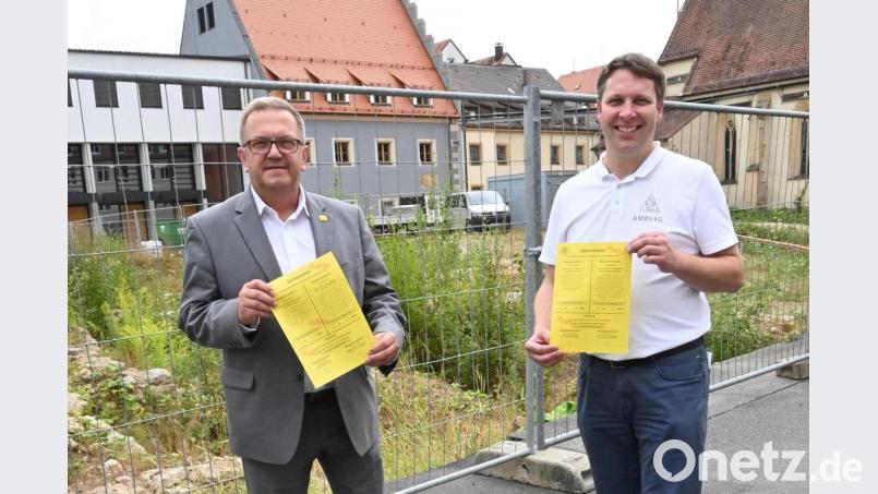Bürgermeister Martin Preuß und Martin Schafbauer vom Wahlamt. Bild: Thomas Graml, Stadt Amberg/exb