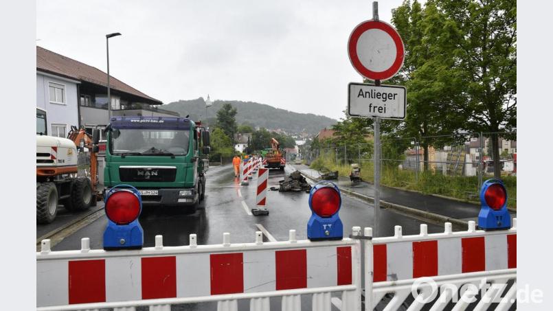 Die Bundesstraße 14 ist neben der Baustelle der Oberpfalz-Arkaden in Sulzbach-Rosenberg komplett gesperrt. Bild: Petra Hartl