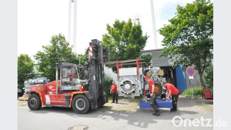 Im Blockheizkraft auf dem Gelände der ehemaligen Möhlkaserne tauschen die Stadtwerke den Motor aus. Bild: Karoline Gajeck-Scheuck/exb