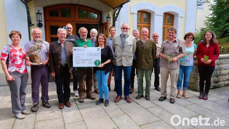 Groß war die Freude beim Verein für Landschaftspflege und Artenschutz über eine Spende von 1000 Euro vom Orden „Silberner Bruch“. Josef Brüll (Fünfter von links) und der stellvertretende Landesobmann des Ordens, Hans Renner (Dritter von links), überreichten den Scheck an Projektleiterin Michaela Domeyer (Siebte von links) und VLAB-Vorsitzenden Johannes Bradtka (Zweiter von links). Bild: bsc