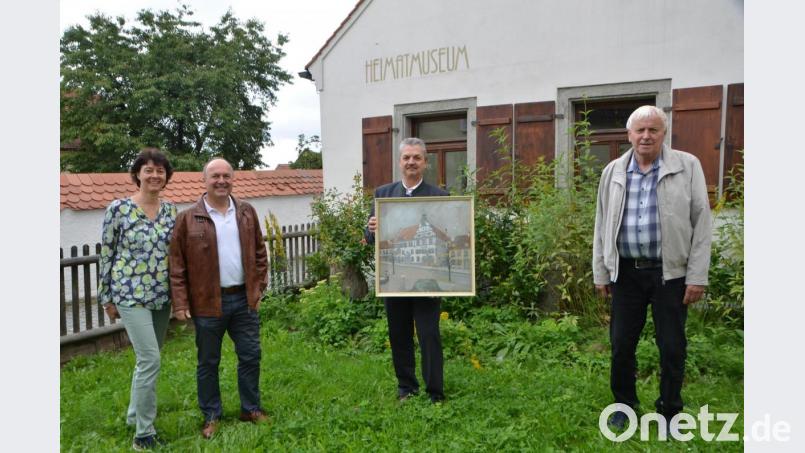 Monika und Markus Niederhofer aus Neuburg an der Donau (links) übergaben an Bürgermeister Andreas Wutzlhofer und HAK-Vorsitzendem Heiner Aichinger (von links nach rechts) den Planungsentwurf zum Vohenstraußer Rathaus, den Architekt Heinrich Hauberrisser entwarf. Bild: dob