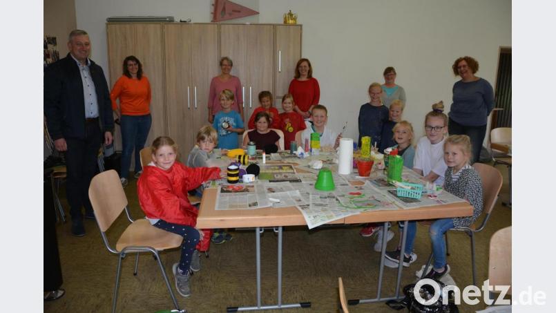 Fleißig am Werkeln waren die Kinder beim Bau eines Insektenhotels im Ministrantenheim. Der Sachausschuss Ehe und Familie, mit Sprecher Markus Scharnagl (links) hatte dazu eingeladen. Im Hintergrund die Helferinnen, die den Kindern beim Basteln mit Rat und Tat zur Seite standen. Bild: jr