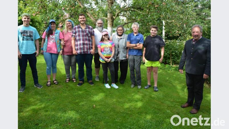 Viele Glückwünsche gab es für Marlene und Rudolf Meiniger (Vierte und Dritter von rechts) zur Goldenen Hochzeit. Neben der Familie gratulierte auch Zweiter Bürgermeister Johann Brandl (rechts). Bild: jr