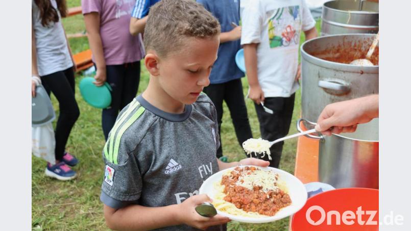 Beste Versorgung der hungrigen Kids garantierte die Lagerküche. Hier schwangen ehemalige Gruppenleiter, darunter ein angehender Koch, den Kochlöffel. Bild: ads