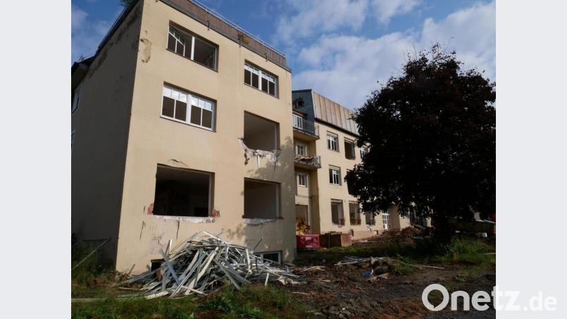 Raum für Raum arbeiten sich die Beschäftigten der Firma Hierold bei den Entkernungsarbeiten im Abbruchgebäude an der Egerer Straße voran. Bild: hmr